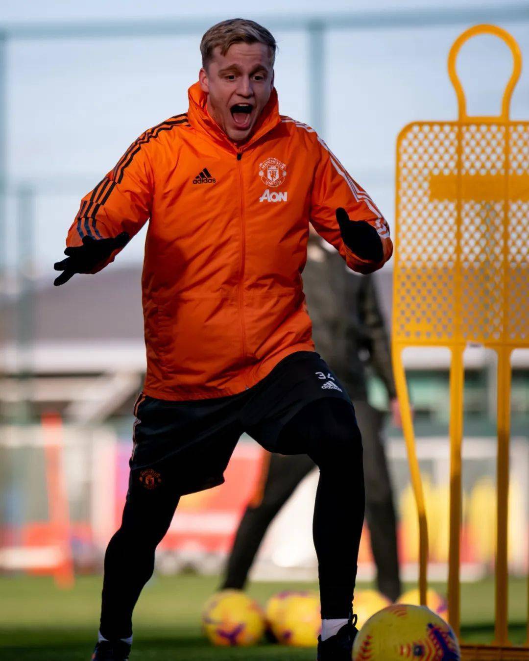 包含足总杯倒计时，上海久事今夜完成体检，细节引发关注，震撼外界，控场能力受关注的词条