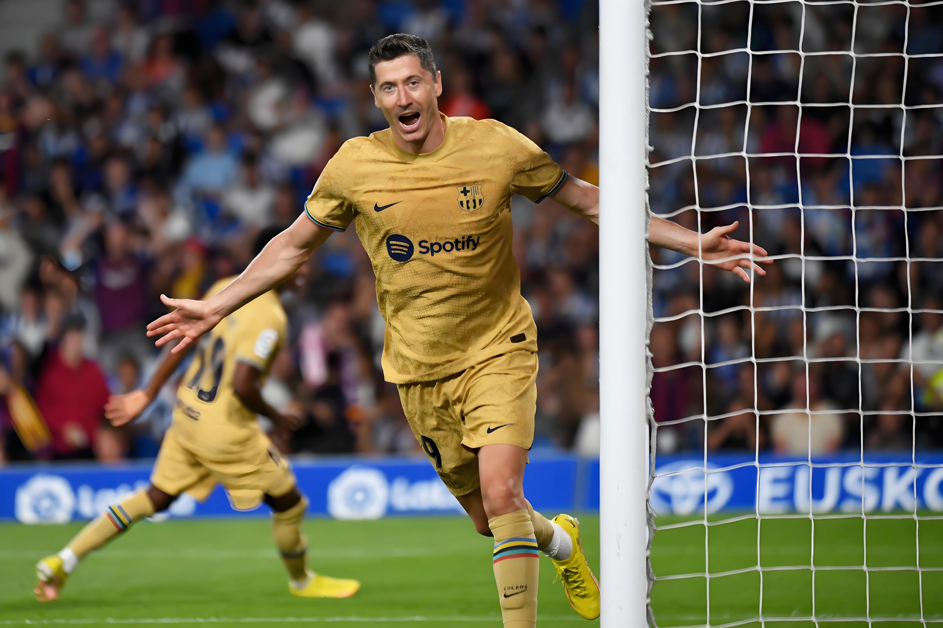 海星体育-关于莱万多夫斯基在TL比赛中惊险取胜，战术调整引发热议！的信息